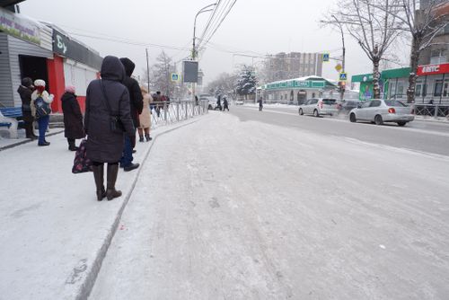 Как пройти и не упасть: на скользкие переходы жалуются кызылчане