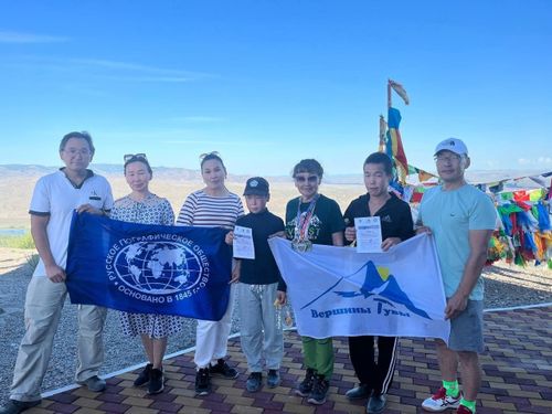 В честь 100-летия альпинизма в России тувинские спортсмены совершили восхождение на гору Догээ