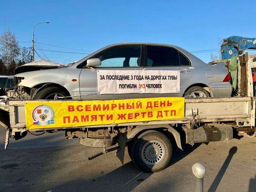 В Кызыле эвакуатор с разбитым автомобилем проехал по улицам в память о жертвах ДТП