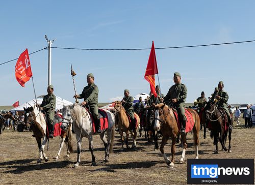 В Тос-Булаке прошло шествие «Кызыл кош», посвященное 80-летию Победы и Году защитника Отечества