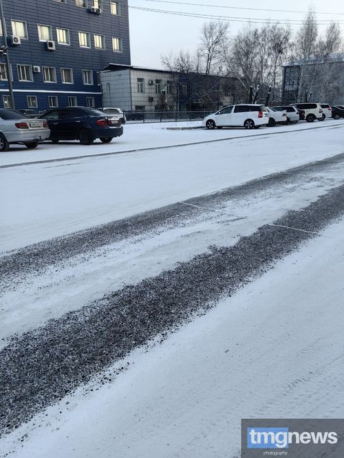 Борьба водителей и пешеходов Кызыла со снежными преградами. Кто победит?