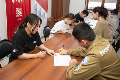 Уверенным росчерком пера. В Туве продолжается сбор подписей в поддержку Владимира Путина
