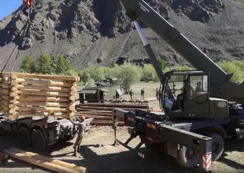 В Туве военные установили 7 из 13 ряжевых опор для возведения мостов через горные реки