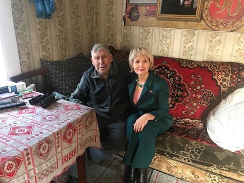 Сенатор Дина Оюн поздравила фронтовика Абросимова с 96-летием