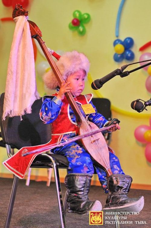 В Кызыле впервые пройдет конкурс горлового пения среди юных борцов "Хөөнүм - Хөөмей, Күжүм-Хуреш"