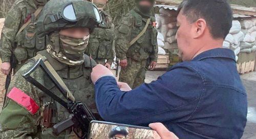 Вице-премьер Тимур Куулар побывал в зоне боевых действий на Украине, где встретился с бойцами из Тувы