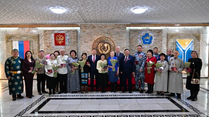 Тываның Баштыңы Шагаа бүдүүзүнде күрүне шаңналдарын тывыскан