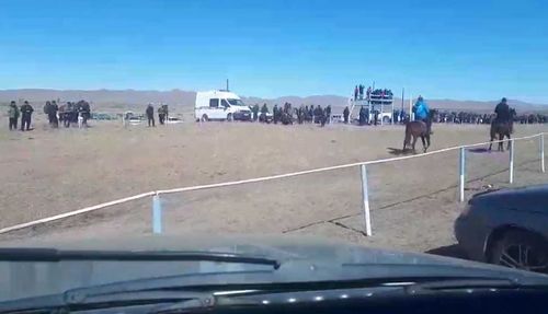 В Туве во время конных скачек с лошадей упали двое подростков, участвовавших в соревнованиях