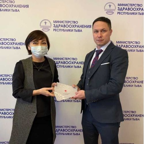 Подарок под ёлкой: Тувинским медикам вручили сертификаты в СПА-салон