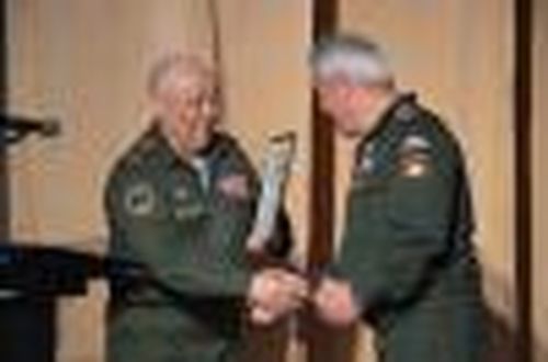 Зовёт весна парней в солдаты…