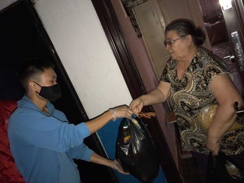 Пожилым людям начали раздавать продукты