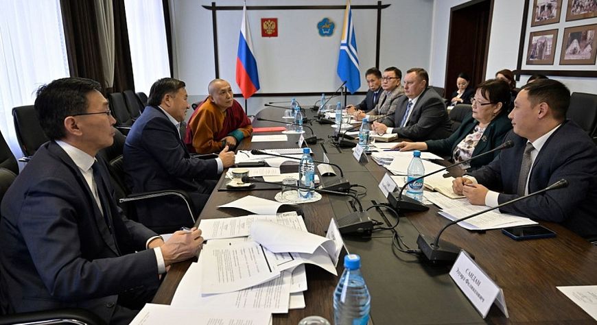 Тывага сарыг шажынның IV делегей чергелиг шуулганының оргкомитеди болур хемчеглер программазын ажылдап турар