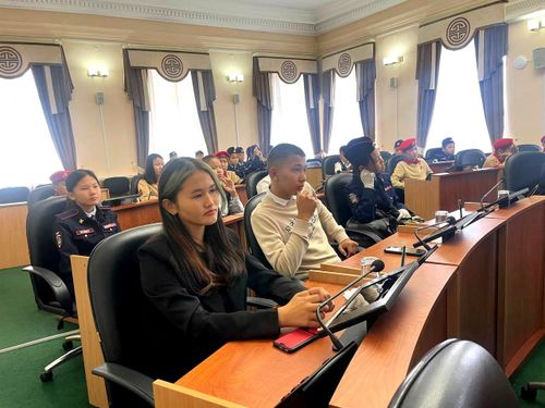 Школьники примерили на себя роль депутатов Верховного Хурала Республики Тыва