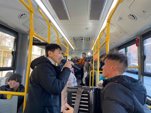 Культурный автобус объединил жителей Кызыла через искусство