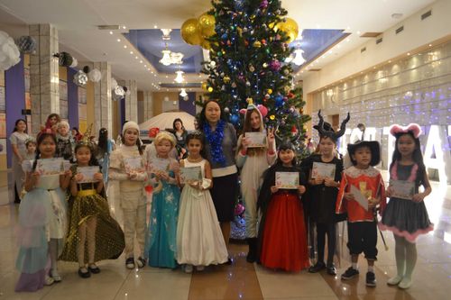 Елочка,  зажгись: в Кызыле началась пора  новогодних утренников