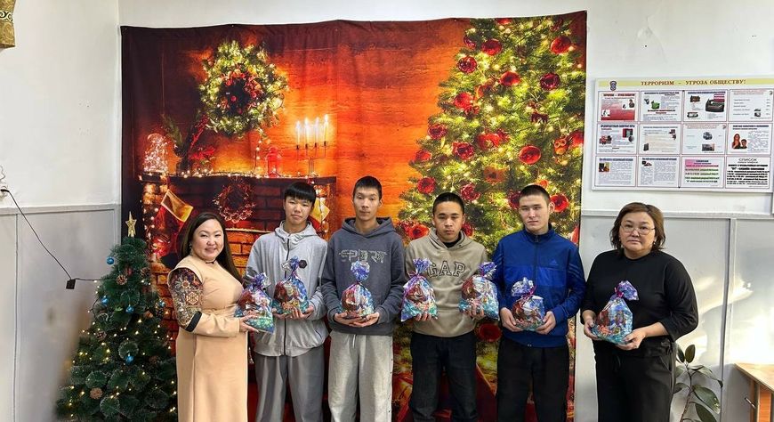 В преддверии Нового года воспитанникам кызыл-арыгской школы-интерната передали 44 сладких подарка