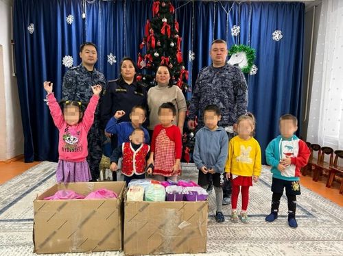 Сотрудники УФСИН Тувы поздравили с Новым годом маленьких пациентов и воспитанников дома ребёнка