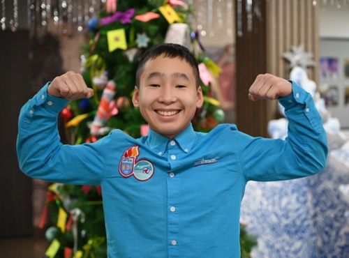 Алмаз Монгуш «Артек» уруглар төвүнде дыштанып турар