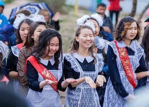 Глава Тувы поздравил выпускников республики с получением аттестатов