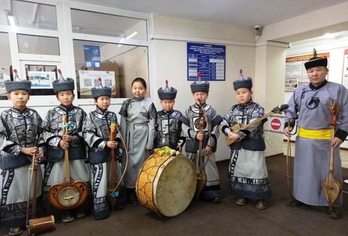 Аныяк-өскенге тыва чоннуң үнелеп четпес эртинезин дамчыдып чоруур