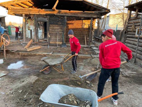 Волонтеры «Молодёжки ОНФ» помогают погорельцам из села Балгазын