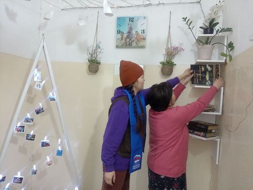 Жильцы многоквартирного дома Кызыла превратили свой подъезд в креативную галерею