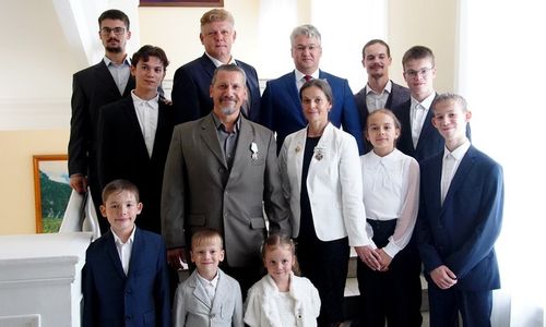 Полпред вручил орден «Родительская слава» супругам, воспитывающим десятерых детей