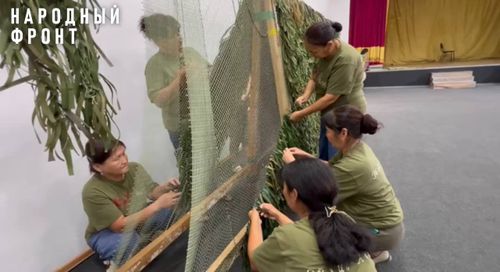 Укрыть от пуль своей заботой: волонтёры села Эйлиг-Хем плетут маскировочные сети для защиты бойцов