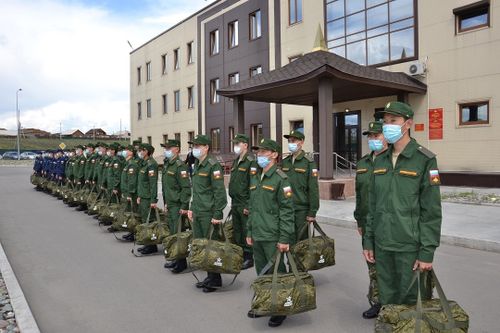 Идут ребята в армию служить