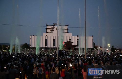 Летняя жара так и манит окунуться в прохладную воду фонтана. Но стоит ли это делать?