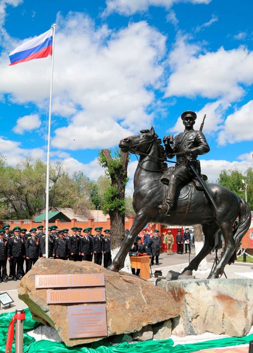 В Туве открыли памятник пограничнику-кавалеристу