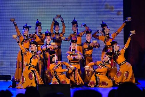 Владислав Ховалыг: "Спасибо за вашу нежность, за доброту, за детей, за уют домашнего очага, за то, что именно вы делаете нас мужчинами"