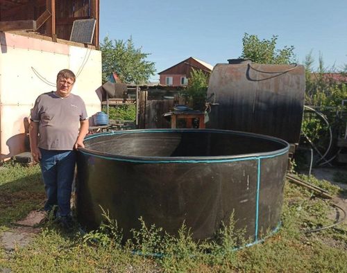 Житель Кызыла на средства соцконтракта делает домашние мини-бассейны