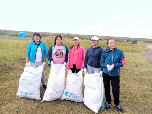 Библиотекари убрали мусор за отдыхающими