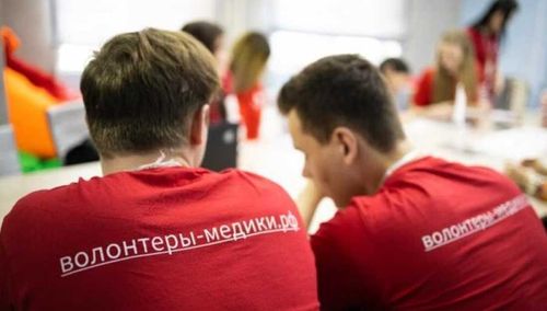 Кто помогает врачам справляться с пандемией?