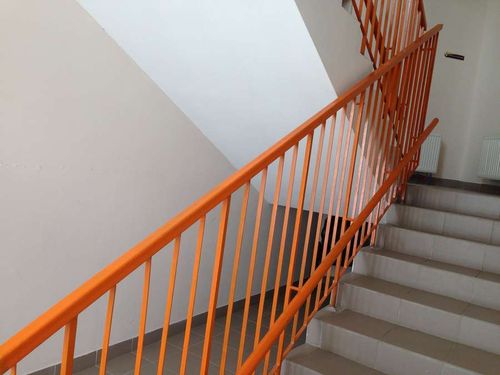 В Туве спасли ребенка, который застрял между прутьями лестничных перил