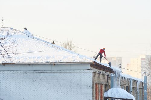 Кто отвечает за очистку крыш от снега и сосулек?