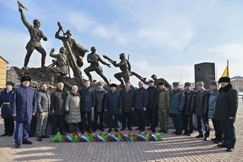 Памятник легендарному минометному расчету братьев Шумовых открыли в столице Тувы. Монумент установлен на улице 70-летия Победы в микрорайоне "Южный"