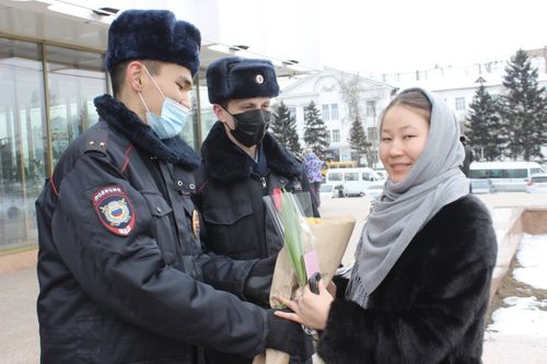 Участковые уполномоченные полиции Кызыла поздравили прекрасную половину города с наступающим Международным женским днем