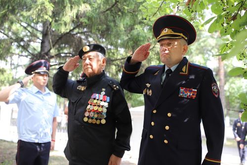В Туве почтили память сотрудников, погибших при исполнении служебного долга