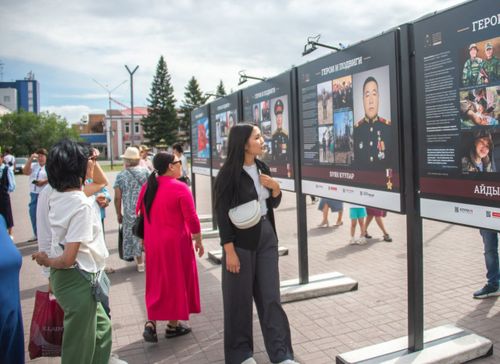 В Кызыле открылась передвижная фотовыставка «Герои и подвиги»