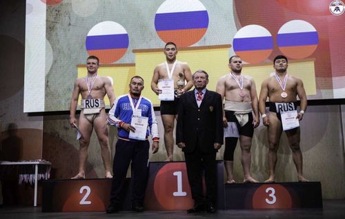 Спортсмены из Тувы привезли на родину медали Кубка Европы по сумо