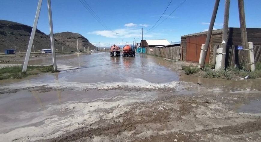 На Вавилинском затоне устраняют последствия подтопления улиц и автодороги после сильного ливня