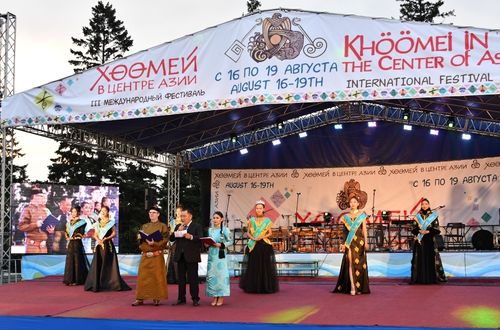 Владислав Ховалыг поздравил жителей Тувы с Днем Хөөмея