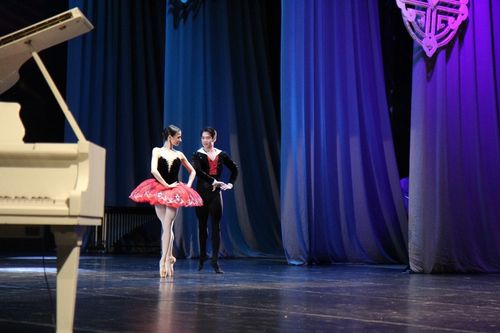 На сцене – молодые