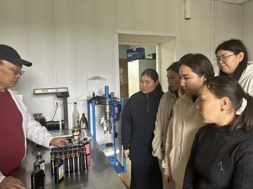 Студентам-технологам показали секреты производства пантовых бальзамов