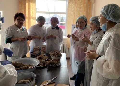 В Туве молодые учителя накормили медиков