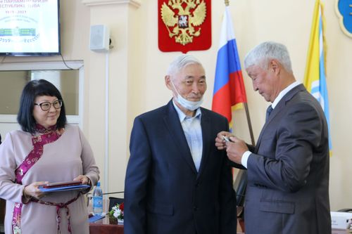 Памятные медали Верховного Хурала в честь 100-летия тувинского парламентаризма