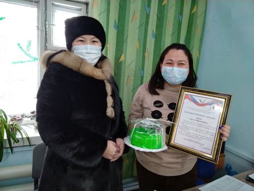 За безупречное служение на благо людей соцработнику Тувы активисты Народного фронта вручили Благодарственное письмо