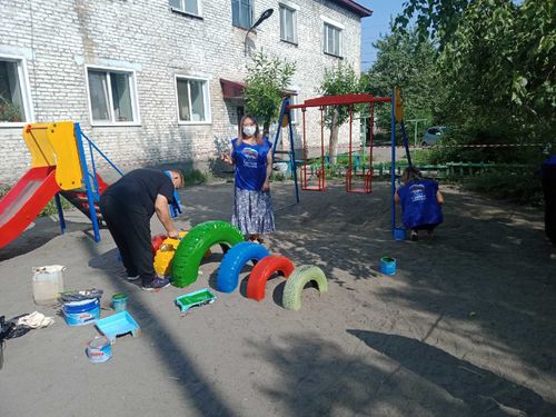 Депутаты и активисты «Единой России» продолжают обновлять дворовые и спортивные площадки Кызыла